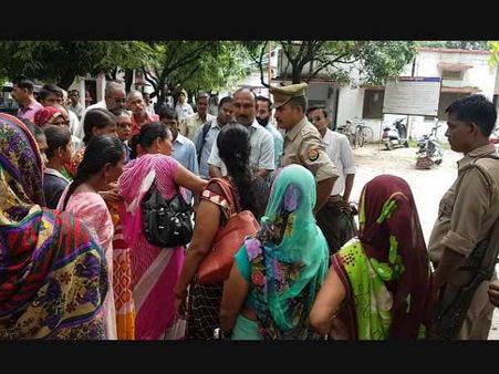 VIDEO: बदसलूकी पर महिलाओं ने फूंका शहर कोतवाल का पुतला, पहनाईं चूड़ियां