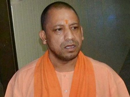 रेल हादसे के बाद योगी पहुंचे गोशाला, नाराज लोगों ने कहा- तबेला ही खुलवा लो