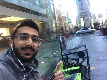 iPhone 8 सबसे पहले पाने के लिए 11 दिनों तक एप्पल स्टोर के सामने डाला डेरा,लेकिन...