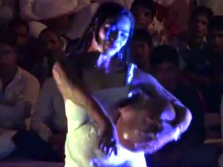 तस्वीरें: धार्मिक मेले में अश्लील डांस, लोगों में नाराजगी