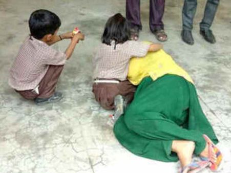 तीन तलाक पर बच्चों संग खुद को आग लगाने लगी महिला, दर्दनाक तस्वीरें