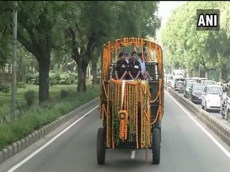 Arjan Singh Cremation: दी गई 17 तोपों की सलामी, मिग विमानों ने किया सैल्यूट