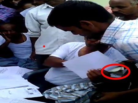 VIDEO: मुंह खोलने की रिश्वत लेता लेखपाल, नहीं देखी होगी पहले ऐसी घूसखोरी!