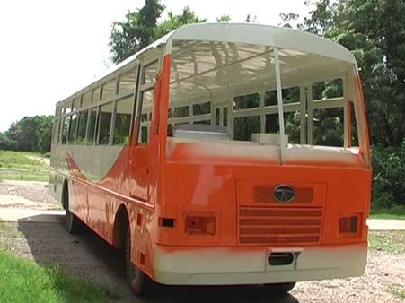 VIDEO: यूपी रोडवेज की बसों पर चढ़ने लगा है भगवा रंग