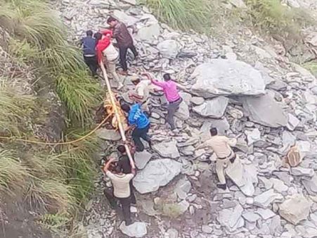 चंबा की रावी नदी में जा गिरी जीप, घटना में दो लोगों की मौत