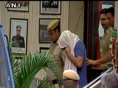 दिल्ली: 'स्पेशल 26' स्टाइल में रेड मारने पहुंचे थे, हो गई जमकर धुनाई