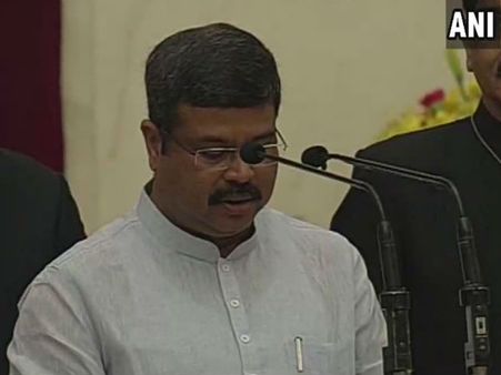 आखिर क्यों राष्ट्रपति ने धर्मेंद्र प्रधान को शपथ ग्रहण में टोका?