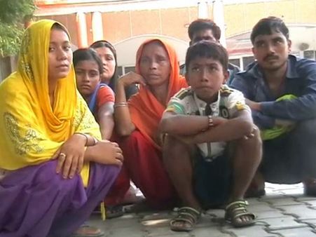 दबंगों ने किया पहले बेघर फिर लड़कियों पर डाली बुरी नजर