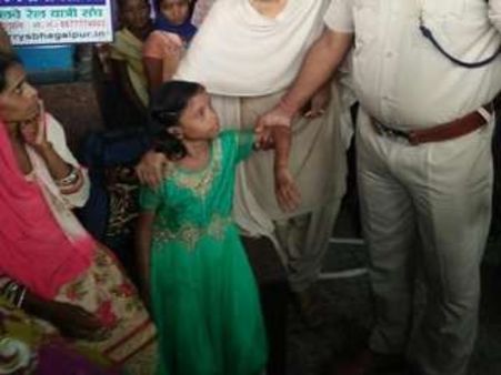 मासूम के ऊपर से गुजर गई ट्रेन, उसके बाद देखिए भगवान की ये लीला...