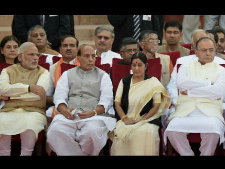 डॉक्‍टर से मारपीट तो किसी ने किया मुस्लिम से हाथ मिलाने से इनकार,ऐसे हैं नए मंत्रियों से जुड़े विवाद