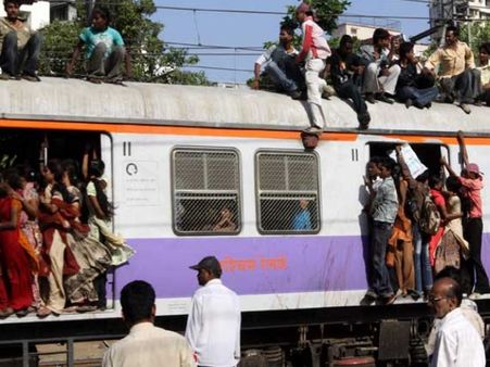 'मुम्बई की लोकल ट्रेनों में सफर मतलब टाडा में सजा'