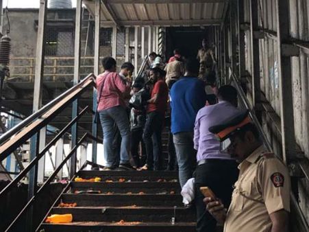 Mumbai Stampede: दो अफवाहें जिनके चलते चली गई इतने लोगों की जान