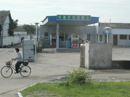 यूएन के प्रतिबंधों के बाद पेट्रोल की कीमतें आसमान पर, 168 रुपए लीटर पहुंचे दाम