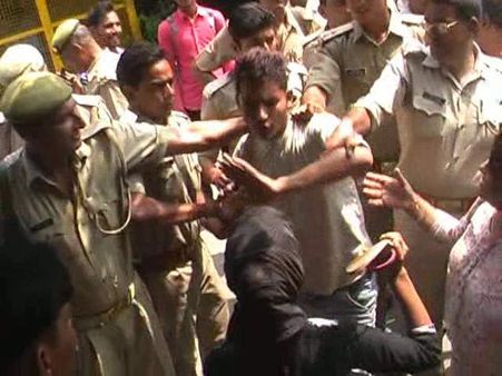 VIDEO: मेरठ वाले मजनुओं की तबियत से हुई पिटाई