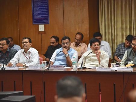 मुंबई भगदड़: रेल मंत्री के साथ अधिकारियों की बैठक, ग्राउंड ऑपरेशन्स पर जोर