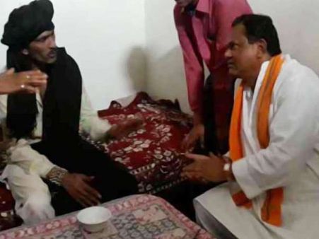 प्रसाद में चीनी देकर ये बाबा करता है शुगर का इलाज, मंत्री भी पहुंचे
