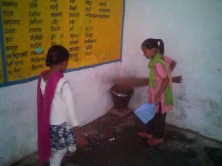 UP: सरकार से खफा Shiksha Mitra बच्चों के भविष्य से कर रहे खिलवाड़