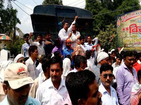 HC: शिक्षामित्रों को एक और झटका, TET वालों को भी नहीं मिलेगी नौकरी