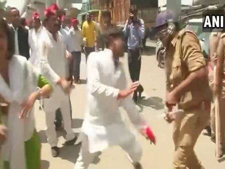 लखनऊ मेट्रो ठप होने के बाद सड़क पर उतरे सपा कार्यकर्ता, पुलिस ने भाजी लाठी