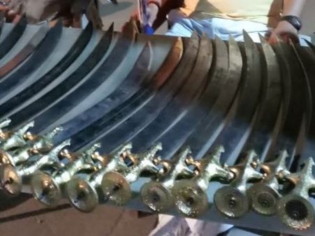 PICs: भारत-नेपाल सीमा पर हड़कंप, टूरिस्ट बसों में मिला तलवारों का जखीरा