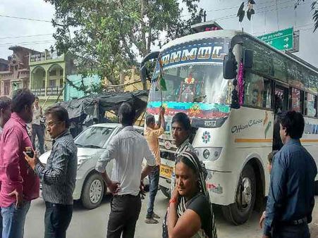 15 अगस्त पर लगा लिया था तिरंगा, रोक ली गई बस