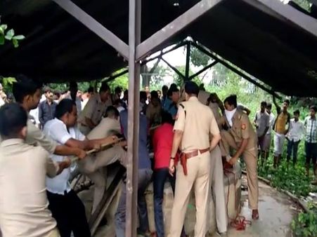 कुएं से 4-5 दिन बाद शव निकालना हो गया सबके लिए मुश्किल