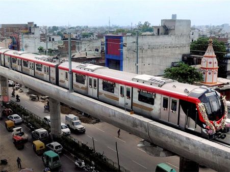 लोगों का ये शौक भारी पड़ रहा है लखनऊ मेट्रो पर