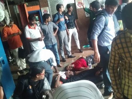 मुंबई हादसा: शवों के माथे पर लिखे नंबर, मचा बवाल