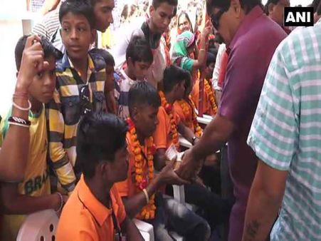 गुजरात: मतदाताओं को लुभाने के लिए कांग्रेस और भाजपा के नेता बांट रहे पैसे!