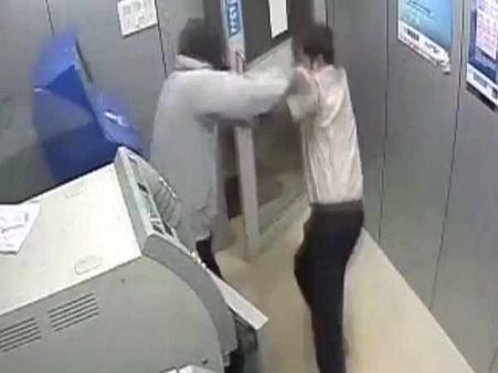 देखिए एटीएम गार्ड की बहादुरी का ये VIDEO, लुटेरे से भिड़ गया निहत्था