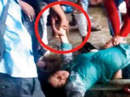 Mumbai Stampede: मौत के मुंह में फिसलती जा रही थी महिला, मदद के बजाय यह शख्स चुराता रहा कंगन