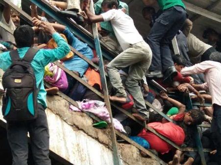 Mumbai Stampede: जिस दिन हुई भगदड़ में मरे 23 लोग, उसी दिन अपलोड हुआ नए फुटओवर का टेंडर