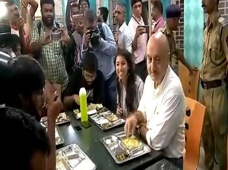 अनुपम खेर के FTII विजिट से सुलझते दिख रहे हैं छात्रों के मतभेद