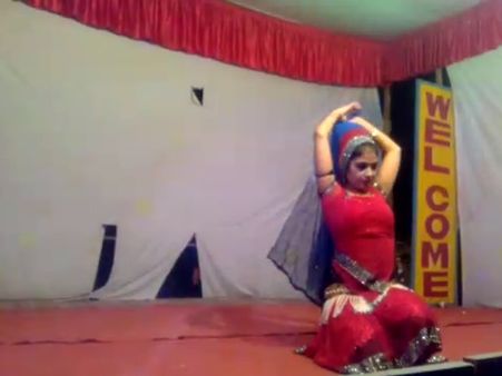 VIDEO: रूप बदलने वाली का सर्कस में डांस देखकर बदल गया पुलिस का भी मूड