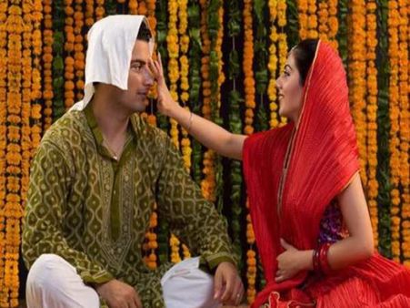 Happy Bhai Dooj 2017: भाई-दूज के त्यौहार को यादगार बना देंगे ये वॉट्सऐप-फेसबुक स्टेटस और मैसेज