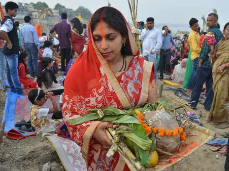 PICs: देश भर में दिया गया उगते सूर्य को अर्घ्य, देखिए काशी में संपन्न छठ की तस्वीरें