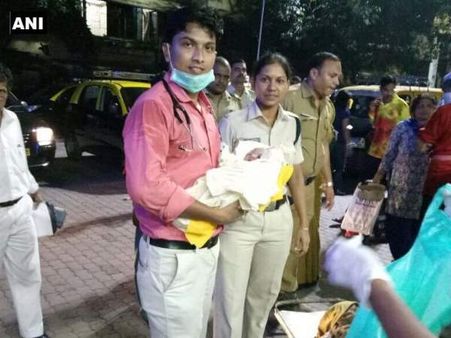 जब लोकल ट्रेन में महिला ने दिया बच्ची को जन्म, ठहर गई हर किसी की आंखें