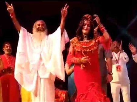 VIDEO: राधे मां ने कल्कि उत्सव में जमकर किया डांस, मीडिया पर भड़कीं