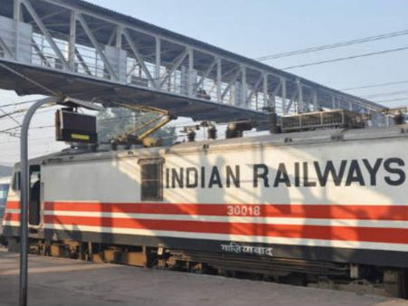 ड्राइवर को छोड़कर चल पड़ी ट्रेन, 13 किमी बाइक से पीछा कर रोका