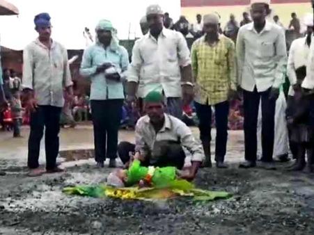 मुहर्रम: बेरहम पिता ने नवजात बच्चे को केले के पत्ते से लपेटकर जलते कोयले पर लिटाया