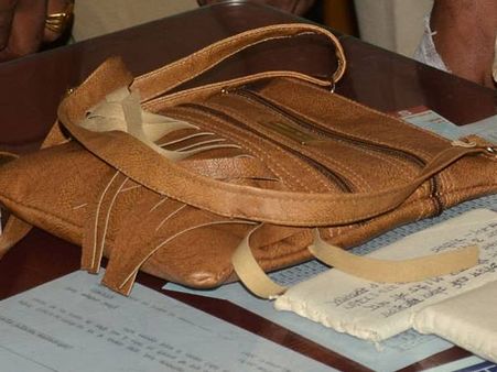खुद को बताता था कर्नल और तलाशी हुई तो पास मिला चोरी किया हुआ लेडीज पर्स