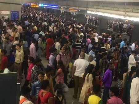 दिल्ली: मेट्रो की ब्लू लाइन सेवा में खराबी, भैया दूज पर फंसे लोग