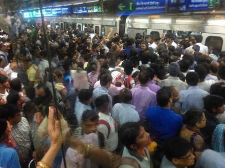 दिल्ली मेट्रो का किराया बढ़ाने वाले अफसर, एक भुक्तभोगी यात्री की ये आपबीती जरूर पढ़ लें