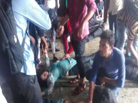 Mumbai Stampede: भीड़ के पैरों तले दबी महिला मांग रही थी मदद, वहशी ने की गंदी हरकत