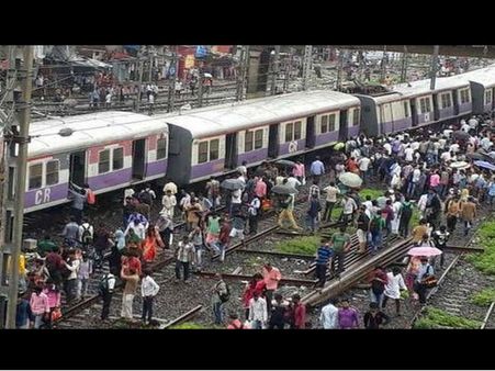 मुंबई: छत्रपति शिवाजी महाराज टर्मिनस-कर्जत लोकल ट्रेन पटरी से उतरी