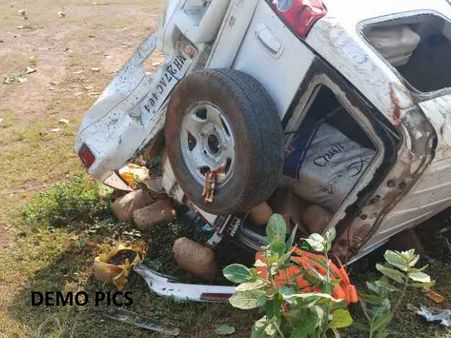 सड़क पर पलटी फूलों से सजी कार, पुलिस ने दरवाजा खोला तो रह गई सन्न