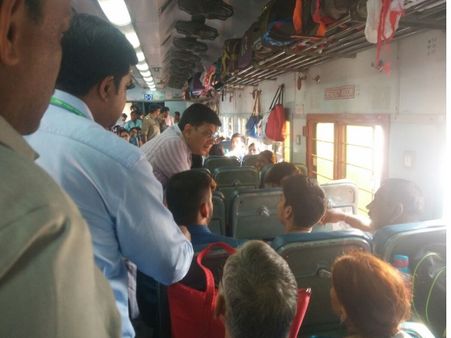 अचानक कोटा जनशताब्दी ट्रेन के कोच में पहुंचे रेल मंत्री, यात्रियों से लिया फीडबैक