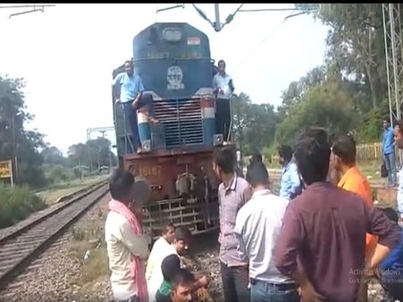 VIDEO: देरी से चल रही थी आनंद बिहार स्पेशल ट्रेन, यात्रियों ने किया जमकर हंगामा