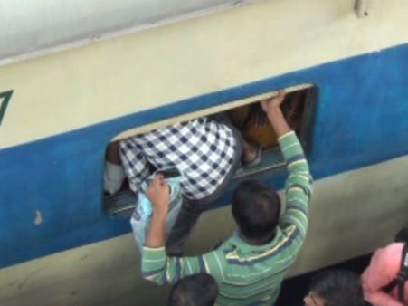 PICs: जान जोखिम में डालकर दूज पर भाई-बहन पहुंचे एक दूसरे के घर, देखिए खतरनाक तस्वीरें