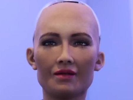 रोबोट सोफिया: जिसे सऊदी अरब में मिले महिलाओं से कहीं ज्यादा अधिकार, बदल जाएगी जिंदगी?